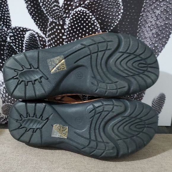 Brown Leather Sandals with Floral Design - Picture 13 of 15